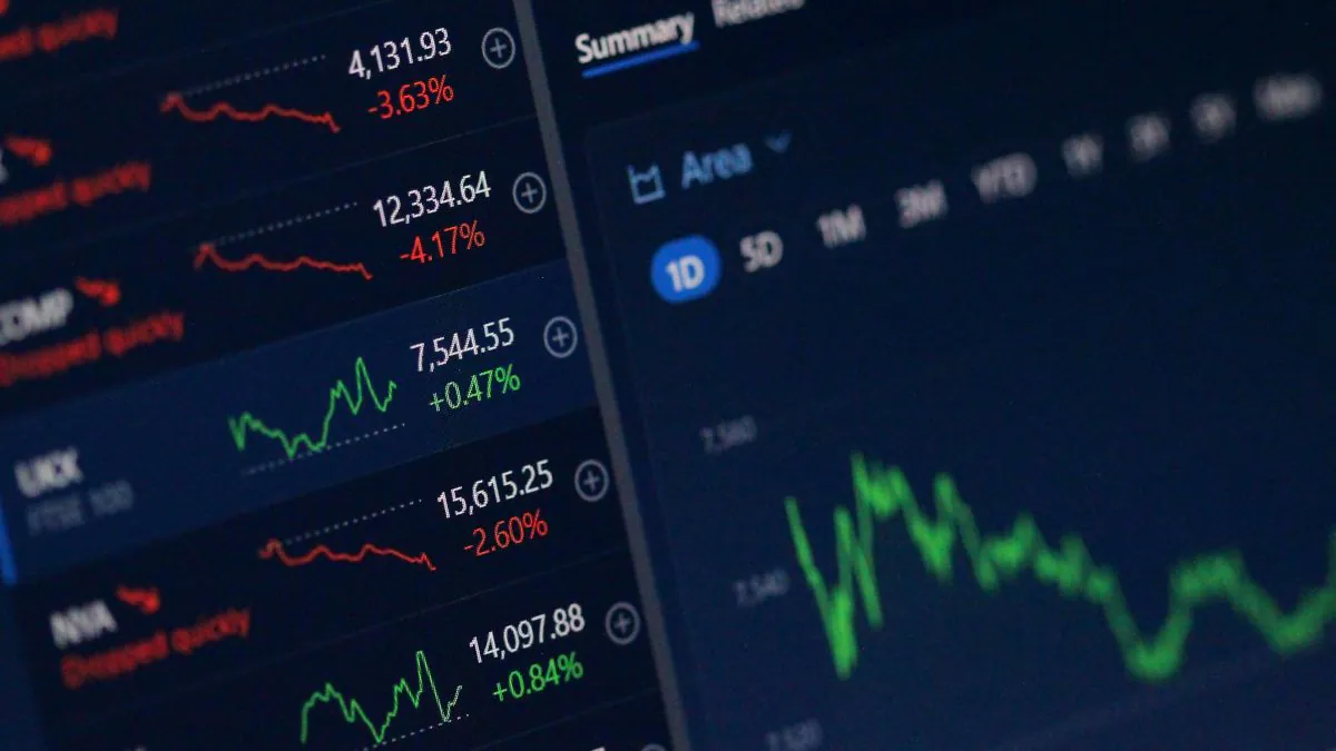 Graphiques financiers affichant des données de prix avec des tendances à la hausse et à la baisse, accompagnés de chiffres et de pourcentages.