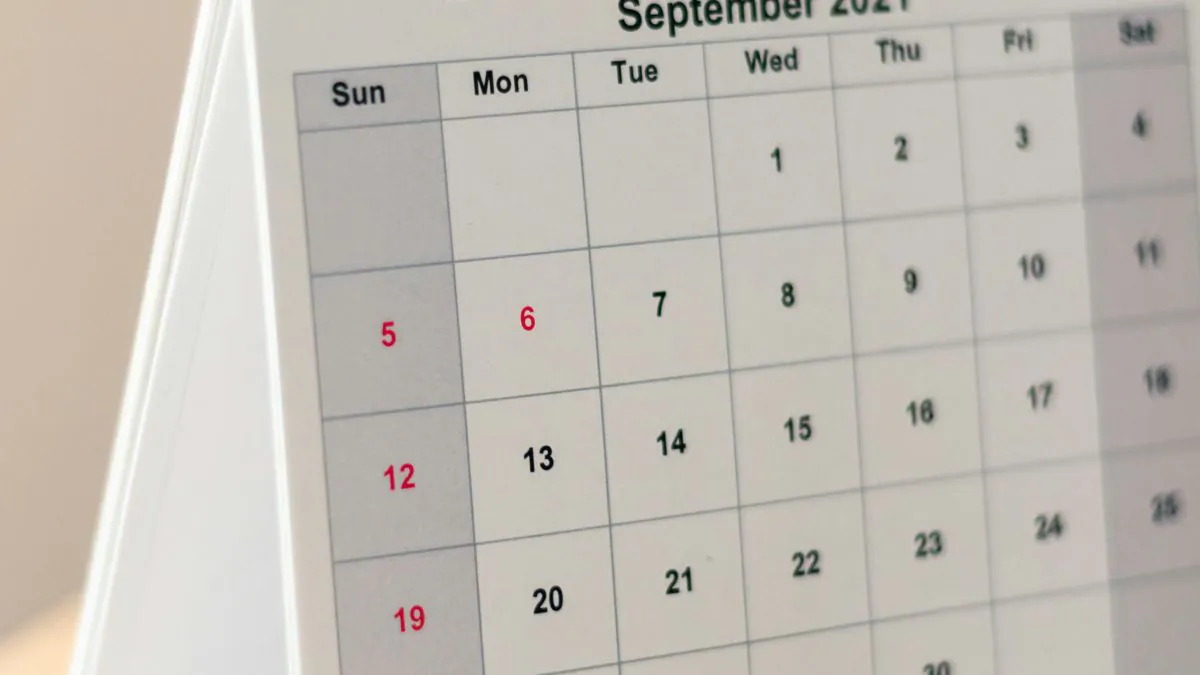Calendrier de septembre 2021 affichant les jours du mois, avec des dates en rouge pour les 5, 6, 12 et 19.